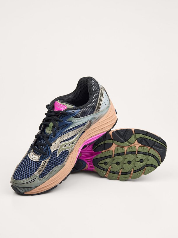 Ontdek de Progrid Omni 9 mesh sneakers van Saucony in de kleur Donkerblauw bij Orangebag. Op werkdagen voor 21:45 besteld, morgen in huis.