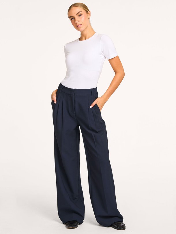 Ontdek de Vola viscosemix wide leg pantalon van Co'Couture in de kleur donkerblauw bij Orangebag. Op werkdagen voor 21:45 besteld, morgen in huis.
