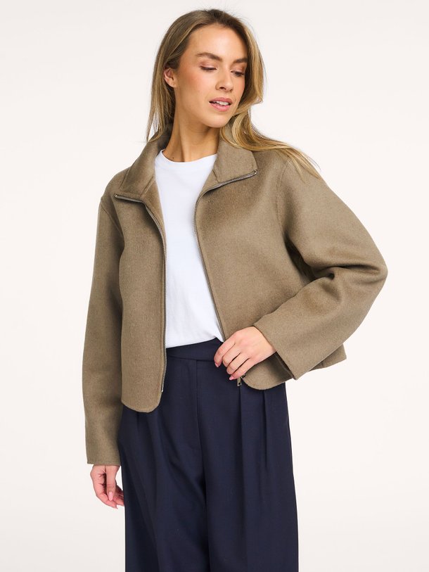 Ontdek de Gianna wolmix jack van Alter Ego in de kleur Groen/bruin bij Orangebag. Op werkdagen voor 21:45 besteld, morgen in huis.