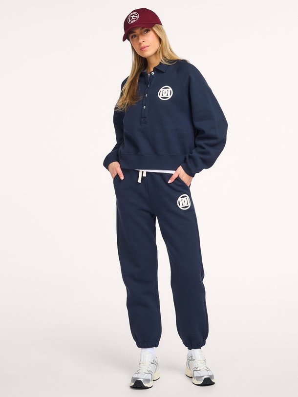 Ontdek de Lotte katoenen joggingbroek met logo van Deblon in de kleur Donkerblauw bij Orangebag. Op werkdagen voor 21:45 besteld, morgen in huis.