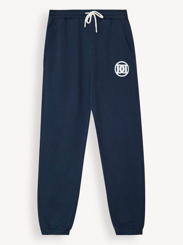 Ontdek de Lotte katoenen joggingbroek met logo van Deblon in de kleur Donkerblauw bij Orangebag. Op werkdagen voor 21:45 besteld, morgen in huis.