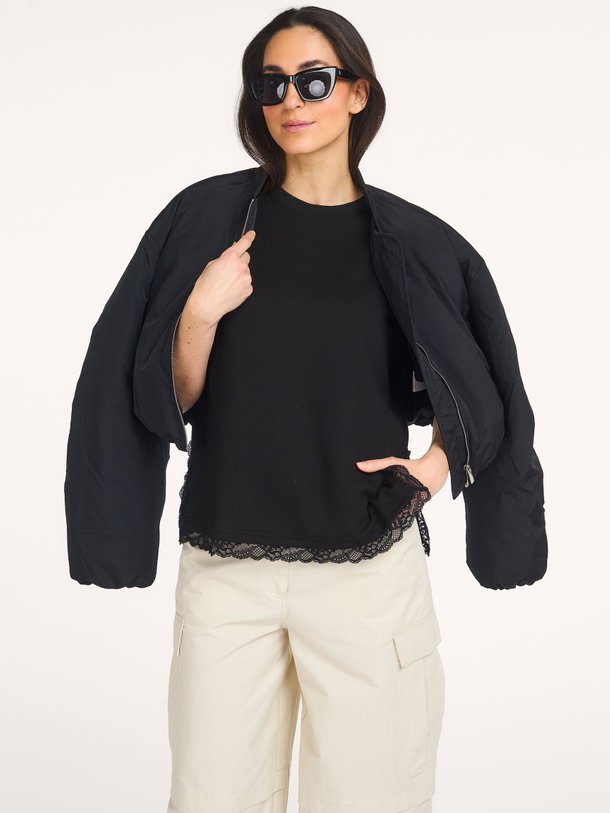 Ontdek de Evi viscosemix T-shirt met kant van Co'Couture in de kleur Zwart bij Orangebag. Op werkdagen voor 21:45 besteld, morgen in huis.