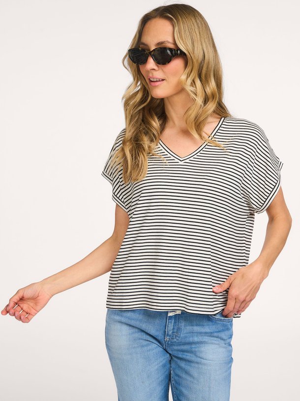 Ontdek de Cay viscosemix gestreept T-shirt van Ruby Tuesday in de kleur Zwart bij Orangebag. Op werkdagen voor 21:45 besteld, morgen in huis.