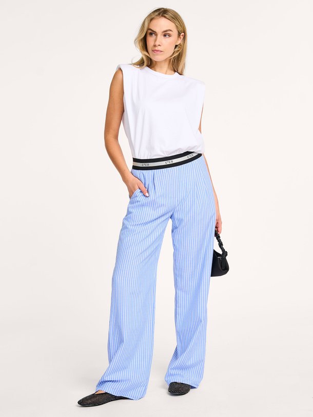 Ontdek de Tea katoenmix gestreepte broek van Co'Couture in de kleur blauw bij Orangebag. Op werkdagen voor 21:45 besteld, morgen in huis.