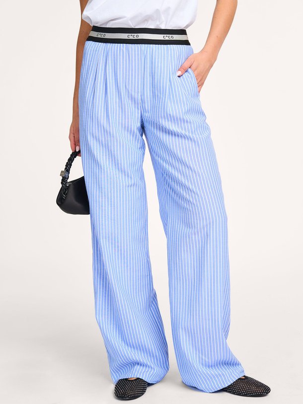 Ontdek de Tea katoenmix gestreepte broek van Co'Couture in de kleur blauw bij Orangebag. Op werkdagen voor 21:45 besteld, morgen in huis.