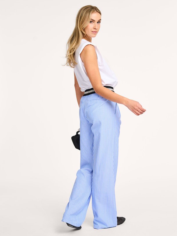 Ontdek de Tea katoenmix gestreepte broek van Co'Couture in de kleur blauw bij Orangebag. Op werkdagen voor 21:45 besteld, morgen in huis.