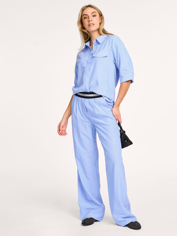 Ontdek de Tea katoenmix gestreepte broek van Co'Couture in de kleur blauw bij Orangebag. Op werkdagen voor 21:45 besteld, morgen in huis.