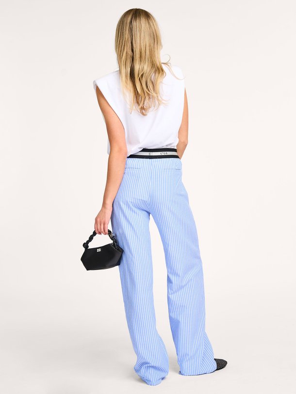 Ontdek de Tea katoenmix gestreepte broek van Co'Couture in de kleur blauw bij Orangebag. Op werkdagen voor 21:45 besteld, morgen in huis.