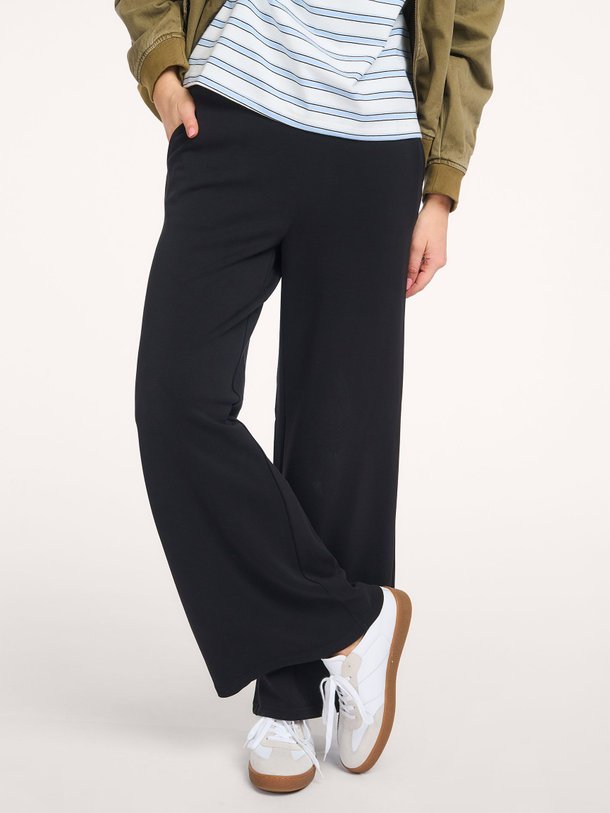 Ontdek de Helle viscosemix jersey broek van My Essential Wardrobe in de kleur Zwart bij Orangebag. Op werkdagen voor 21:45 besteld, morgen in huis.