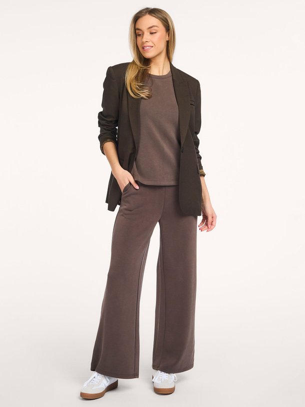Ontdek de Helle viscosemix soft jersey broek van My Essential Wardrobe in de kleur Donkerbruin bij Orangebag. Op werkdagen voor 21:45 besteld, morgen in huis.