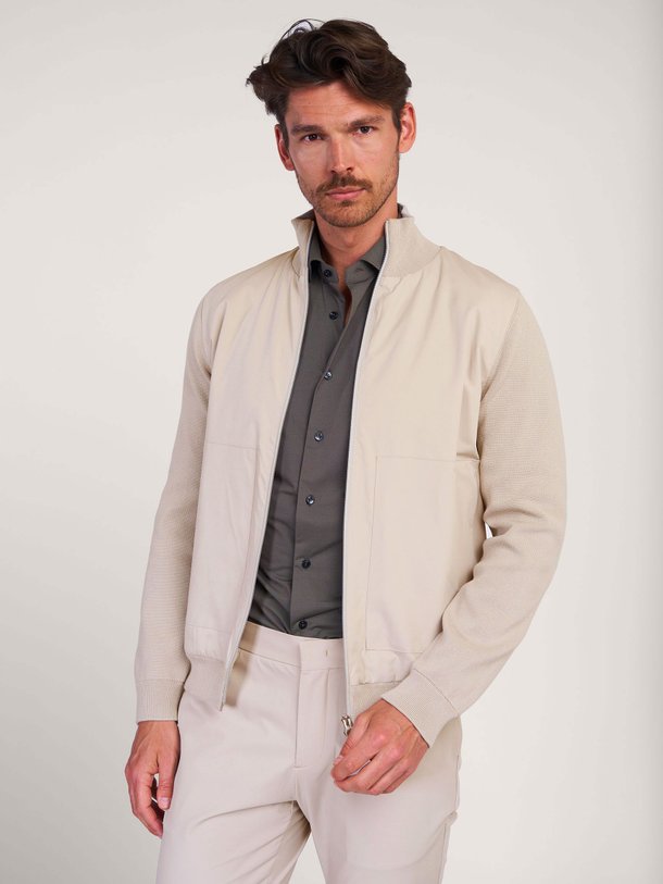 Ontdek de Dawson katoenen vest van Wahts in de kleur zand bij Orangebag. Op werkdagen voor 21:45 besteld, morgen in huis.