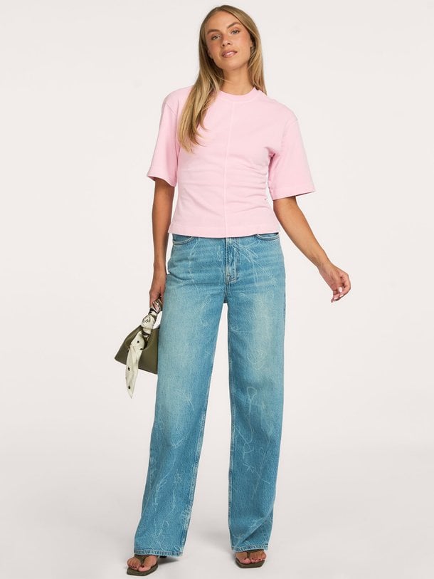 Ontdek de SASHELLY JEANS 16016 van Samsoe Samsoe bij Orangebag. Op werkdagen voor 21:45 besteld, morgen in huis.