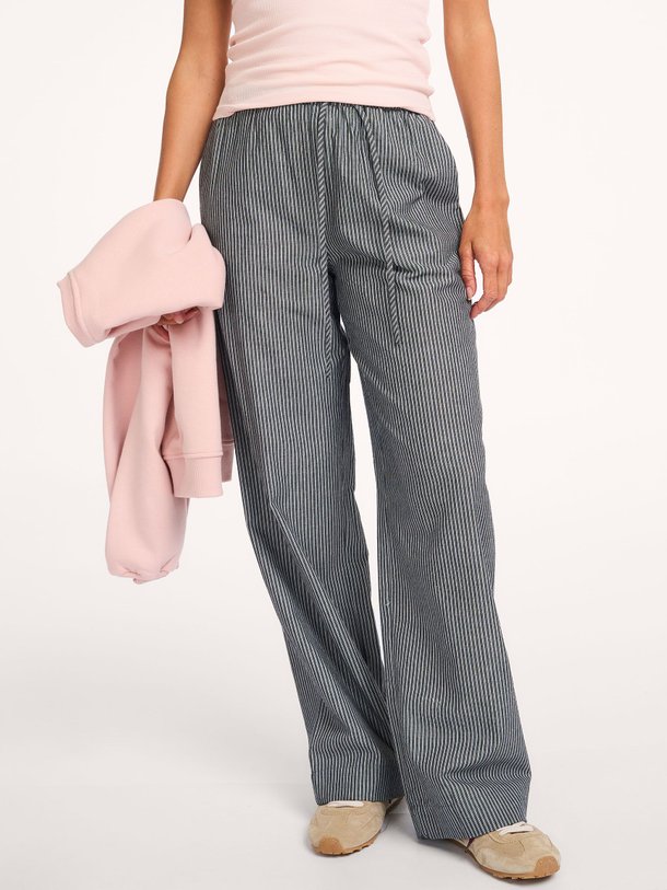 Ontdek de Valentin organic cotton gestreepte broek van Modstrom in de kleur Grijs bij Orangebag. Op werkdagen voor 21:45 besteld, morgen in huis.