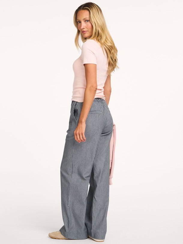 Ontdek de Valentin organic cotton gestreepte broek van Modstrom in de kleur Grijs bij Orangebag. Op werkdagen voor 21:45 besteld, morgen in huis.