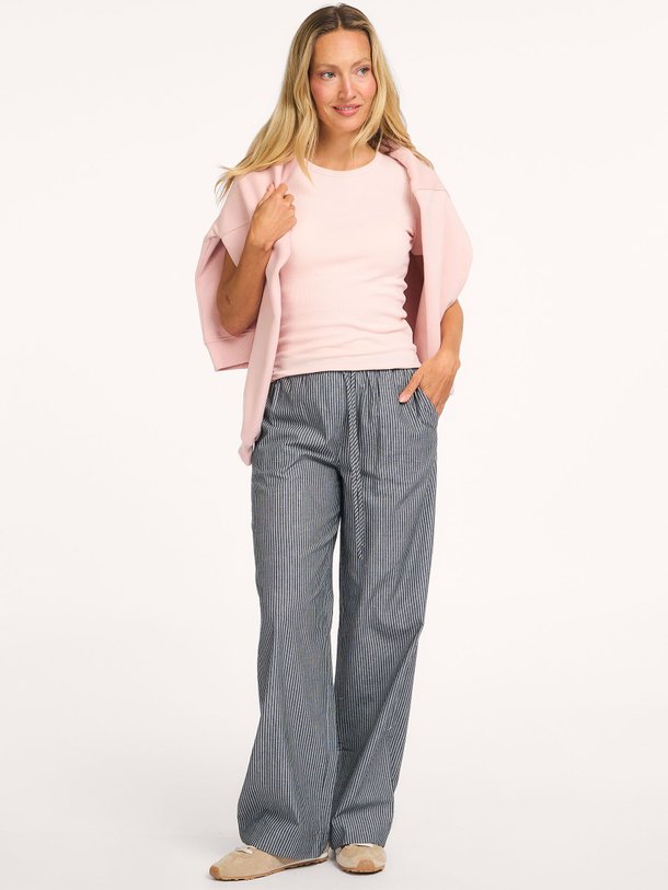 Ontdek de Valentin organic cotton gestreepte broek van Modstrom in de kleur Grijs bij Orangebag. Op werkdagen voor 21:45 besteld, morgen in huis.