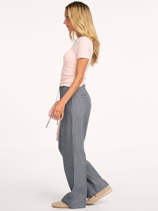 Ontdek de Valentin organic cotton gestreepte broek van Modstrom in de kleur Grijs bij Orangebag. Op werkdagen voor 21:45 besteld, morgen in huis.