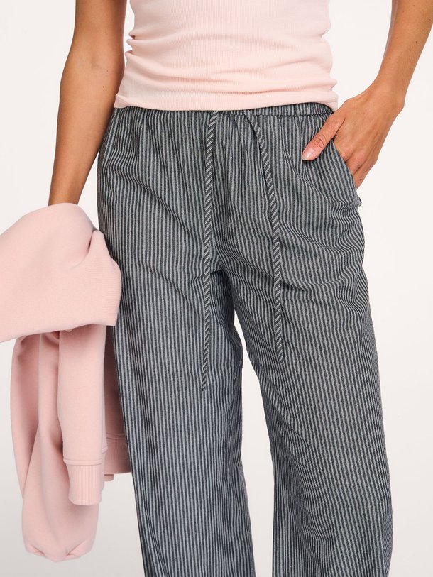 Ontdek de Valentin organic cotton gestreepte broek van Modstrom in de kleur Grijs bij Orangebag. Op werkdagen voor 21:45 besteld, morgen in huis.