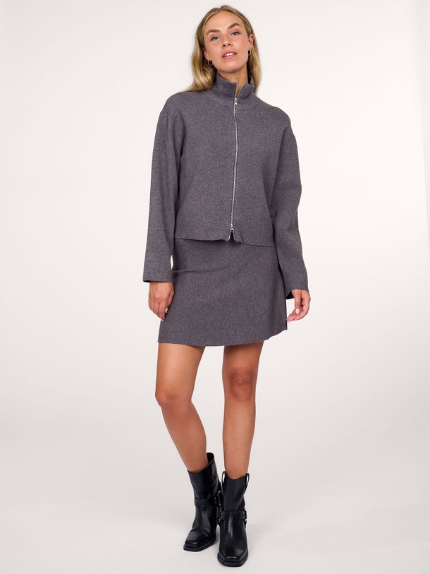 Ontdek de Opaya viscosemix gemêleerde rok van Second Female in de kleur grijs bij Orangebag. Op werkdagen voor 21:45 besteld, morgen in huis.