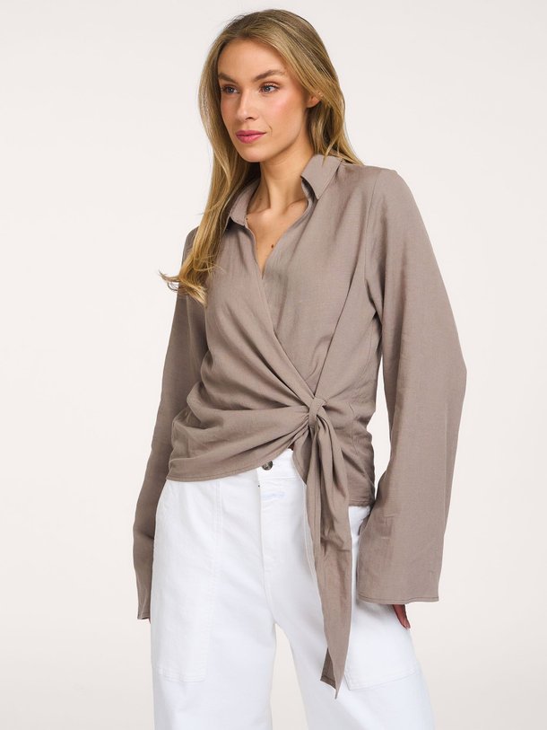 Ontdek de Zula viscose/linnenmix overslag blouse van Club L`avenir in de kleur Taupe bij Orangebag. Op werkdagen voor 21:45 besteld, morgen in huis.