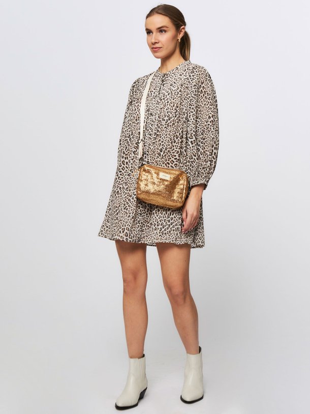 Ontdek de Hilona katoenen doorknoopjurk met print van Bellerose in de kleur bruin bij Orangebag. Op werkdagen voor 21:45 besteld, morgen in huis.