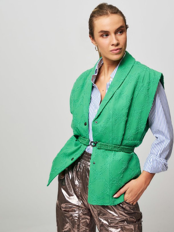 Ontdek de Harlow katoenen gilet met dessin van Co'Couture in de kleur groen bij Orangebag. Op werkdagen voor 21:45 besteld, morgen in huis.