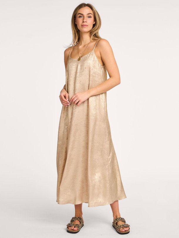 Ontdek de Bibi geweven metallic maxi jurk van Knit-ted in de kleur goudkleur bij Orangebag. Op werkdagen voor 21:45 besteld, morgen in huis.