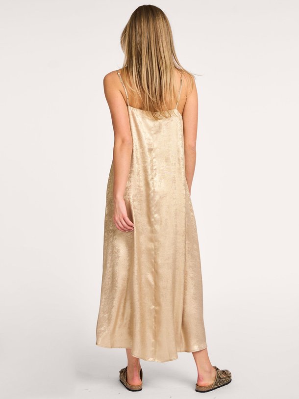 Ontdek de Bibi geweven metallic maxi jurk van Knit-ted in de kleur goudkleur bij Orangebag. Op werkdagen voor 21:45 besteld, morgen in huis.