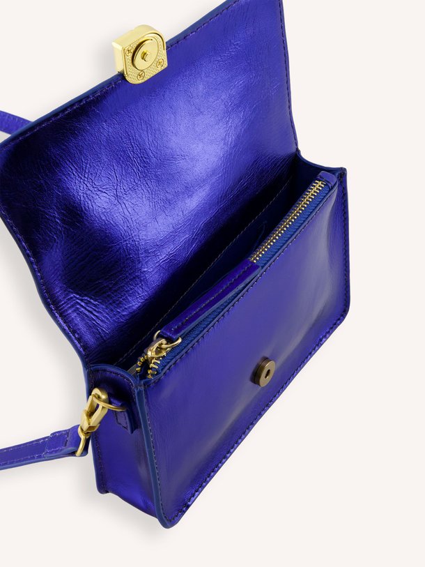 Ontdek de Loua lederen metallic crossbody tas van By-Bar in de kleur Kobalt bij Orangebag. Op werkdagen voor 21:45 besteld, morgen in huis.