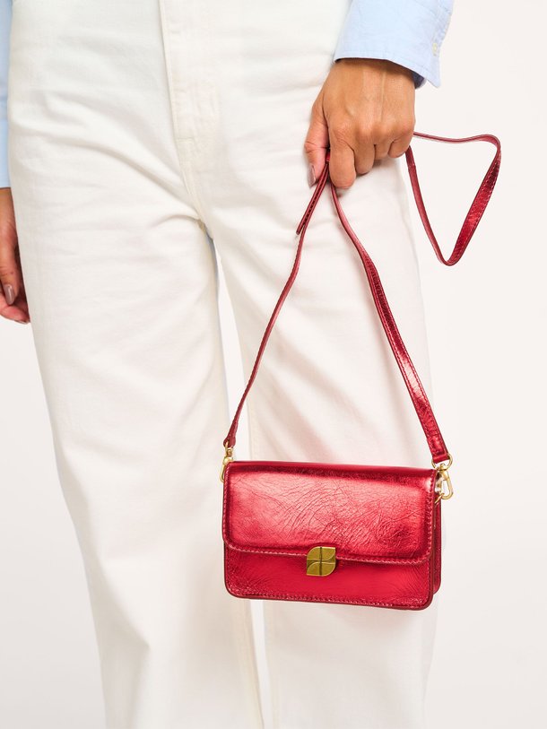 Ontdek de Loua lederen metallic crossbody tas van By-Bar in de kleur Rood bij Orangebag. Op werkdagen voor 21:45 besteld, morgen in huis.