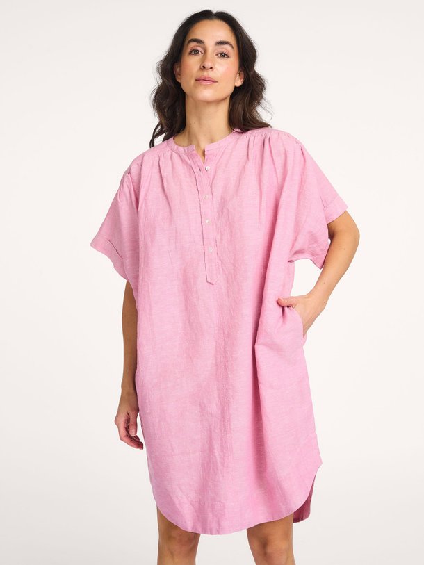 Ontdek de Amber linnen jurk van By-Bar in de kleur Roze bij Orangebag. Op werkdagen voor 21:45 besteld, morgen in huis.