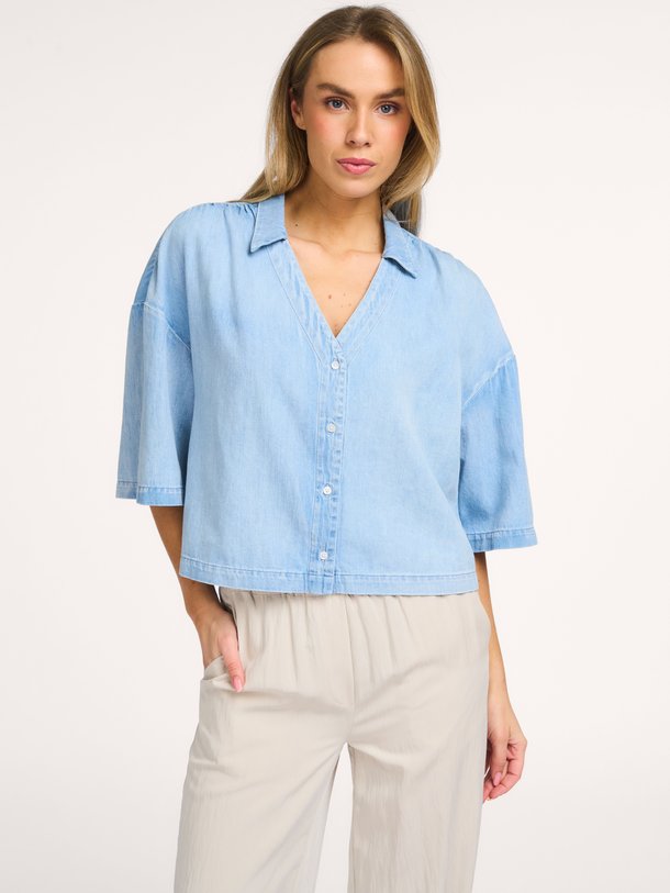 Ontdek de Alvar denim blouse van Modstrom in de kleur Blauw bij Orangebag. Op werkdagen voor 21:45 besteld, morgen in huis.