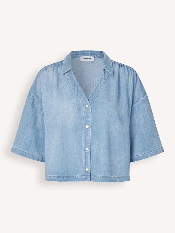 Ontdek de Alvar denim blouse van Modstrom in de kleur Blauw bij Orangebag. Op werkdagen voor 21:45 besteld, morgen in huis.