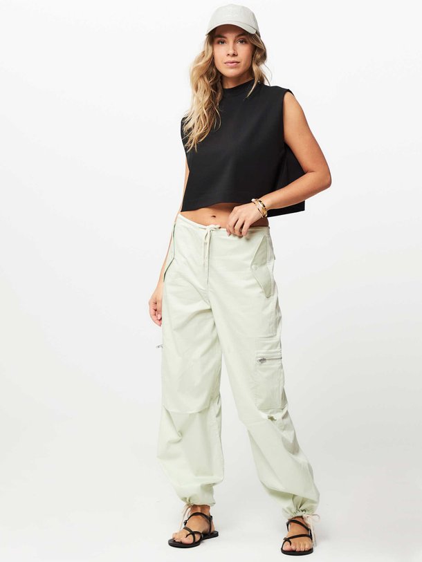 Ontdek de Chi katoenen cargo broek van Samsoe Samsoe in de kleur mintgroen bij Orangebag. Op werkdagen voor 21:45 besteld, morgen in huis.