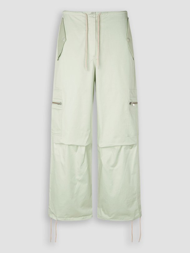 Ontdek de Chi katoenen cargo broek van Samsoe Samsoe in de kleur mintgroen bij Orangebag. Op werkdagen voor 21:45 besteld, morgen in huis.
