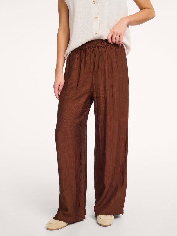 Ontdek de Janou viscosemix wide leg broek van Knit-ted in de kleur Bruin bij Orangebag. Op werkdagen voor 21:45 besteld, morgen in huis.