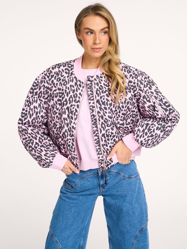 Ontdek de Liw geweven bomberjack met print van Lollys Laundry in de kleur Roze bij Orangebag. Op werkdagen voor 21:45 besteld, morgen in huis.