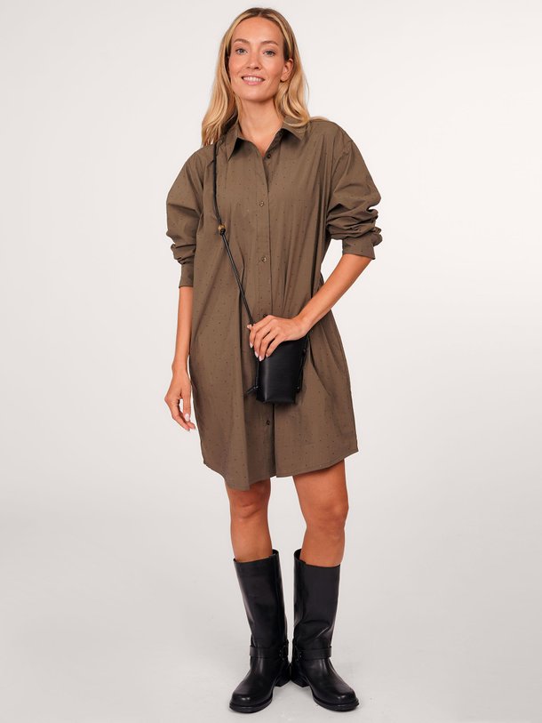 Ontdek de Kambell katoenmix doorknoopjurk met strass van Modstrom in de kleur army bij Orangebag. Op werkdagen voor 21:45 besteld, morgen in huis.