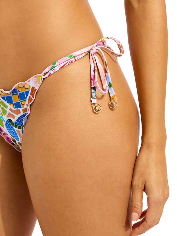 Ontdek de Beach Boheme Brazillian Looped Tie Side van Seafolly in de kleur Roze bij Orangebag. Op werkdagen voor 21:45 besteld, morgen in huis.