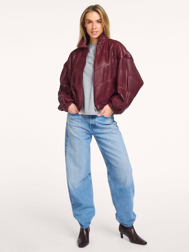 Ontdek de Leatherlook bomber jack van Alix The Label in de kleur Bordeauxrood bij Orangebag. Op werkdagen voor 21:45 besteld, morgen in huis.