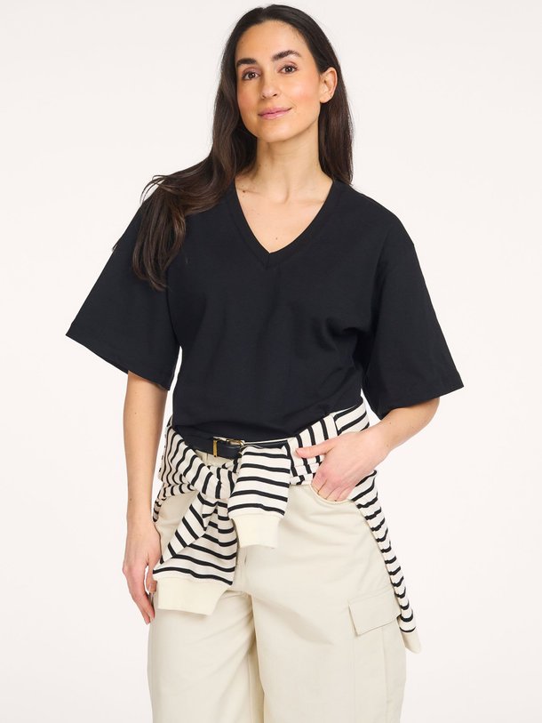 Ontdek de Zenga katoenen T-shirt van Co'Couture in de kleur Zwart bij Orangebag. Op werkdagen voor 21:45 besteld, morgen in huis.