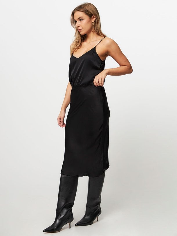 Ontdek de Saagneta viscose rok van Samsoe Samsoe in de kleur zwart bij Orangebag. Op werkdagen voor 21:45 besteld, morgen in huis.