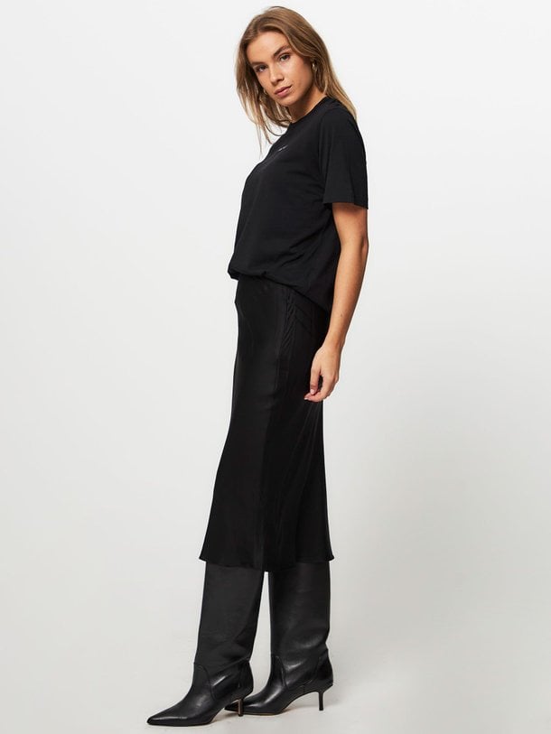 Ontdek de Saagneta viscose rok van Samsoe Samsoe in de kleur zwart bij Orangebag. Op werkdagen voor 21:45 besteld, morgen in huis.