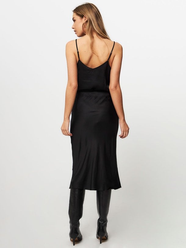 Ontdek de Saagneta viscose rok van Samsoe Samsoe in de kleur zwart bij Orangebag. Op werkdagen voor 21:45 besteld, morgen in huis.
