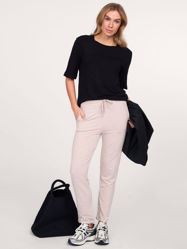 Ontdek de M003 Viscosemix T-shirt van Majestic Filatures in de kleur zwart bij Orangebag. Op werkdagen voor 21:45 besteld, morgen in huis.