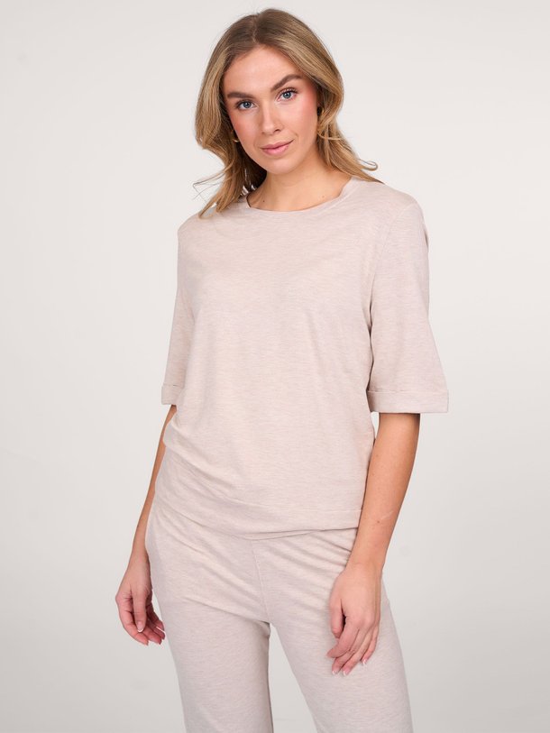 Ontdek de M003 Viscosemix gemêleerd T-shirt van Majestic Filatures in de kleur ecru bij Orangebag. Op werkdagen voor 21:45 besteld, morgen in huis.