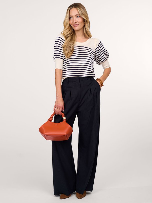 Ontdek de Fabius wolmix top van Munthe in de kleur off-white bij Orangebag. Op werkdagen voor 21:45 besteld, morgen in huis.