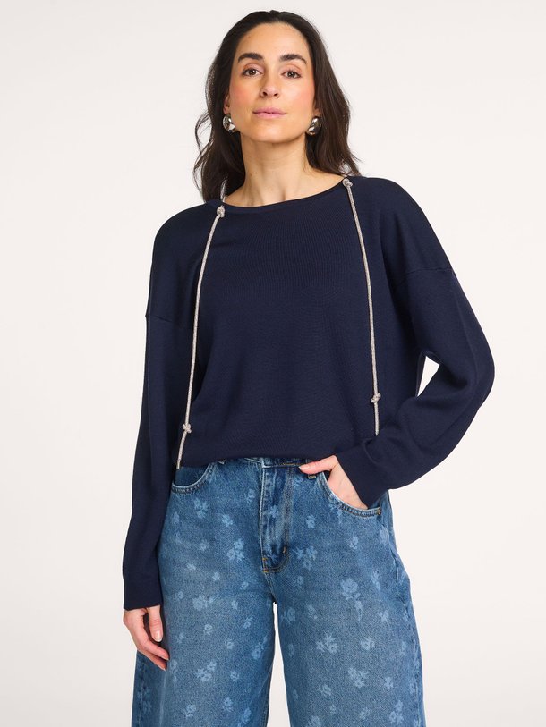 Ontdek de Jemini wolmix trui met strass ketting van Essentiel Antwerp in de kleur Donkerblauw bij Orangebag. Op werkdagen voor 21:45 besteld, morgen in huis.