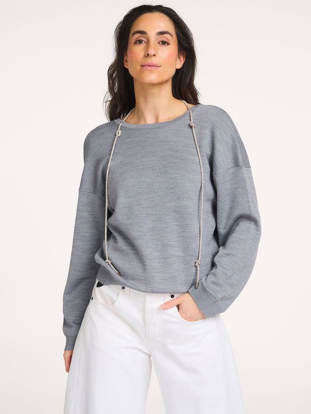 Ontdek de Jemini wolmix trui met strass ketting van Essentiel Antwerp in de kleur Grijs bij Orangebag. Op werkdagen voor 21:45 besteld, morgen in huis.