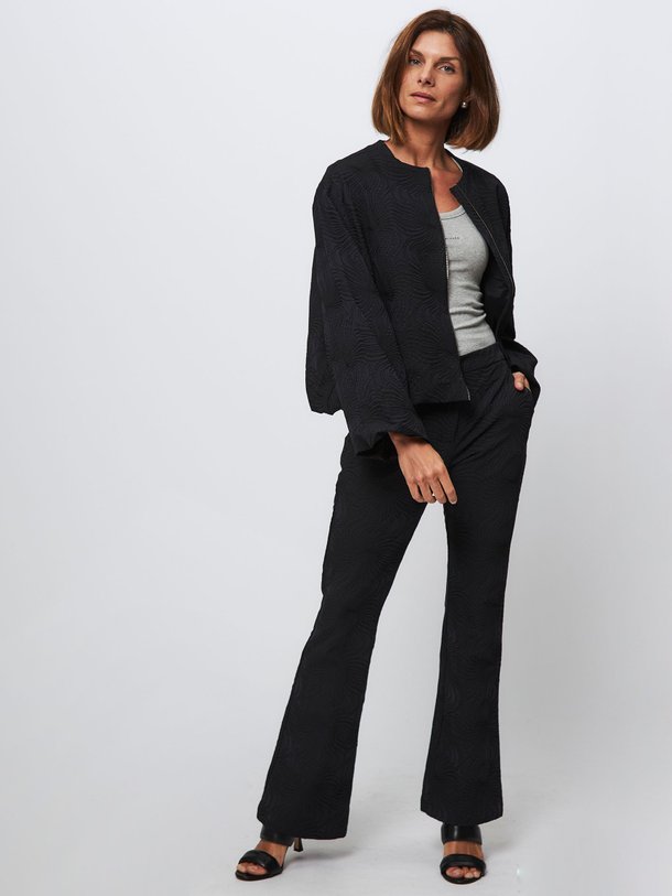 Ontdek de Geweven flared broek met dessin van Summum in de kleur donkerblauw bij Orangebag. Op werkdagen voor 21:45 besteld, morgen in huis.