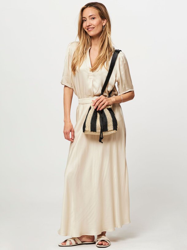 Ontdek de Devan viscose A-lijn rok van Modstrom in de kleur zand bij Orangebag. Op werkdagen voor 21:45 besteld, morgen in huis.